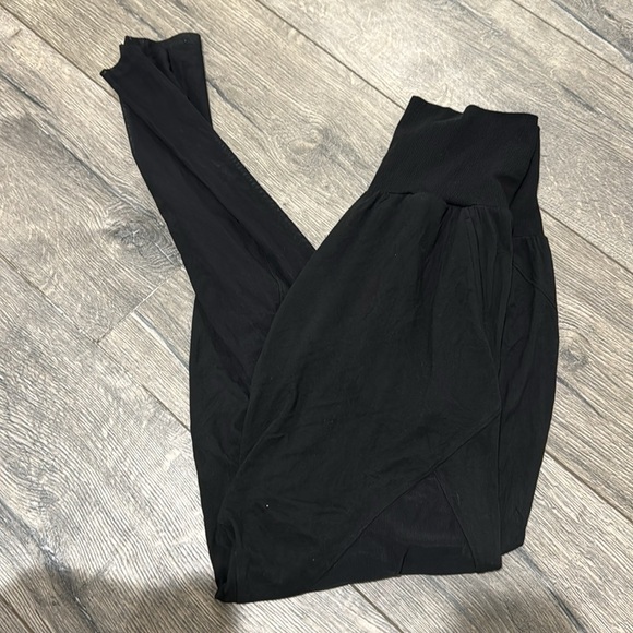• Alo Yoga • Women’s Axis Harem Pants Light weight
Mesh detail Black Large - Picture 4 of 5